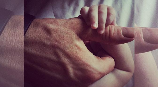 Ryan Reynolds mengunggah foto pertama anaknya yang dipanggil Baby James. (foto: Mirror.co.uk)