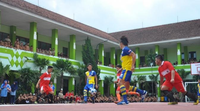 Para pemain Arema Cronus membuat heboh sekolah (Bola.com/Kevin Setiawan)