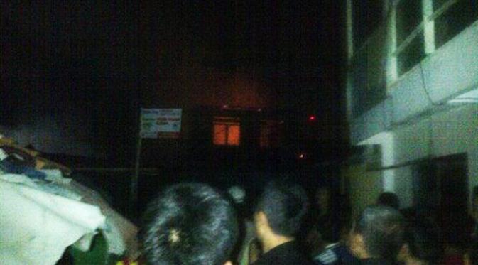 Kebakaran di permukiman padat penduduk di Kemayoran Gempol, Jakarta Pusat. (Twitter/@TMCPoldaMetro)
