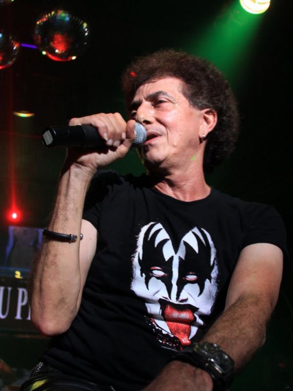 Dikenal sebagai rocker, Ahmad Albar juga pernah rilis lagu dangdut 