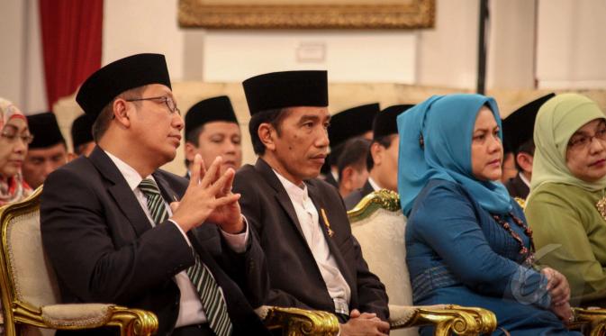 Presiden Jokowi (tengah) didampingi Ibu Negara, Iriana Jokowi (kanan) dan Menag Lukman Hakim ketika menghadiri acara Peringatan Isra Miraj Nabi Muhammad SAW Tahun 1436 H/2015 M di Istana Negara, Jakarta, Jumat (15/5) malam. (Liputan6.com/Faizal Fanani)