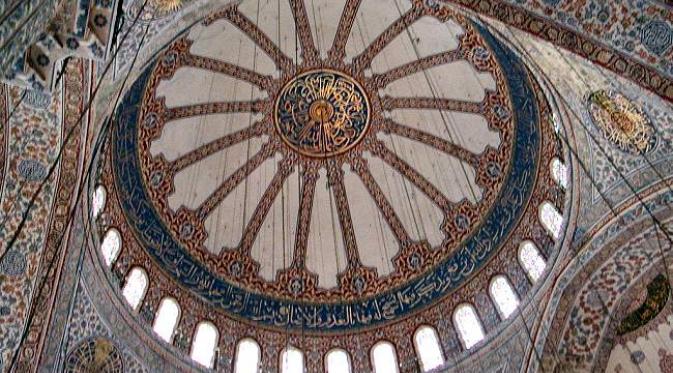 Arsitektur dalam Blue Mosque. (Via: sights-culture.com)