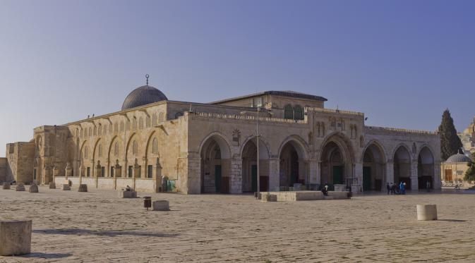 Terdapat makam di masjid Al-Aqsa. (Via: en.wikipedia.org)