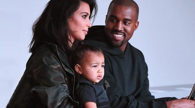 Kim Kardashian dan Kanye West bersama anak pertama mereka, North West (E!)
