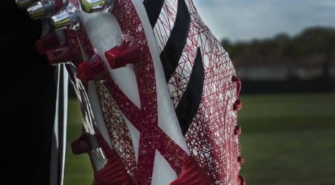 Sepatu khusus yang akan dikenakan Gerrard