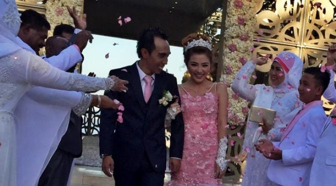 Setelah mengucap janji nikah, Bella Shofie dan Suryono disambut meriah oleh para kerabat dekatnya. (Fathan Rangkuti/Bintang.com)