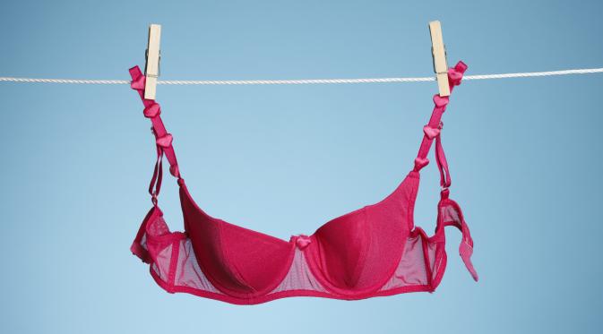 Tak boleh sering pakai bra jika tak ingin payudara mengendur (Foto: Huffington Post)