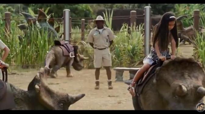 Adegan anak perempuan sedang menunggangi dinosaurus kecil berjenis Triceratops dipamerkan dalam video iklan Jurassic World.