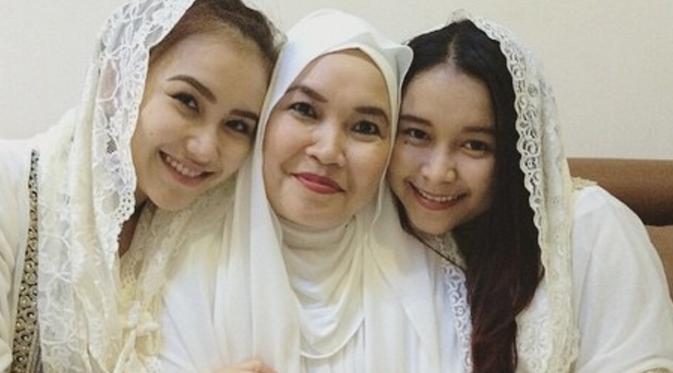 Ayu Ting Ting bersama ibundanya Umi Kalsum dan adik tersayang Syifa. (Instagram @ayutingting92)