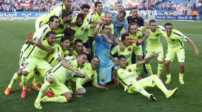Para pemain Barcelona merayakan kemenangan atas Atletico Madrid sekaligus meraih gelar La Liga Spanyol di Vicente Calderon (REUTER/Juan Medina)