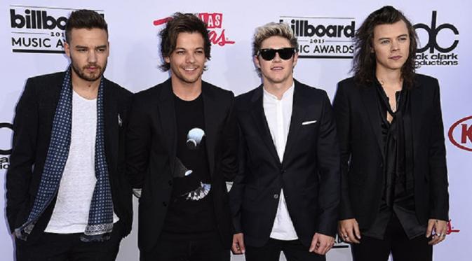 Sembari memegang piala, One Direction menyebut nama Zayn Malik di Billboard Awards 2015.