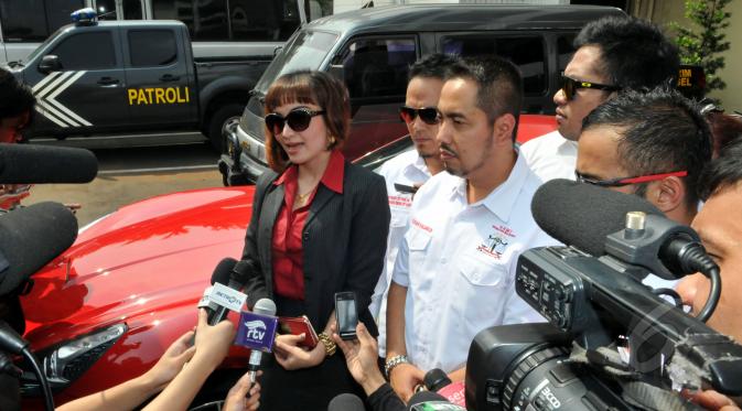 Roro Fitria didampingi kuasa hukumnya, Sunan Kalijaga, memberi keterangan kepada awak media saat tiba di Polres Jakarta Selatan, Senin (18/5/2015). (Liputan6.com/Panji Diksana)