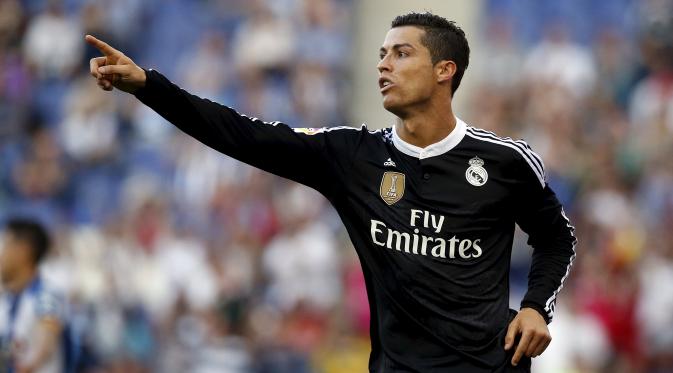 Cristiano Ronaldo bergembira usai mencetak gol ke gawang Espanyol di laga Liga Spanyol di Stadion Power8, Senin (18/5/2015). Tiga gol Ronaldo dilaga ini membawa dirinya meraih rekor 26 kali mencetak hat-trick di laga La Liga Spanyol. (Reuters/Albert Gea)