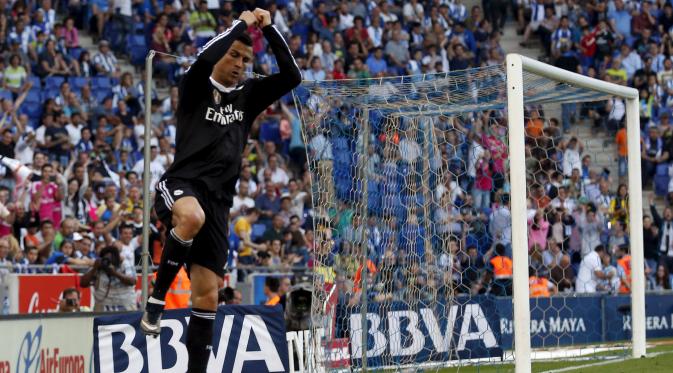 Penyerang Real Madrid, Cristiano Ronaldo melakukan selebrasi usai mencetak gol ke gawang Espanyol pada laga Liga Spanyol di Stadion Power8, Senin (18/5/2015). Real Madrid menang 4-1 atas Espanyol. (Reuters/Gustau Nacarino)