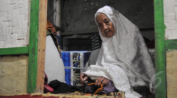 Anami, seorang nenek yang diduga berusia 140 tahun saat menunaikan shalat di rumahnya di Purwakarta, Jabar, Minggu (17/5). Nenek Anami akan mengikuti sayembara manusia tertua di dunia, dengan hadiah sekitar Rp13 miliar. (Liputan6.com/Herman Zakharia)