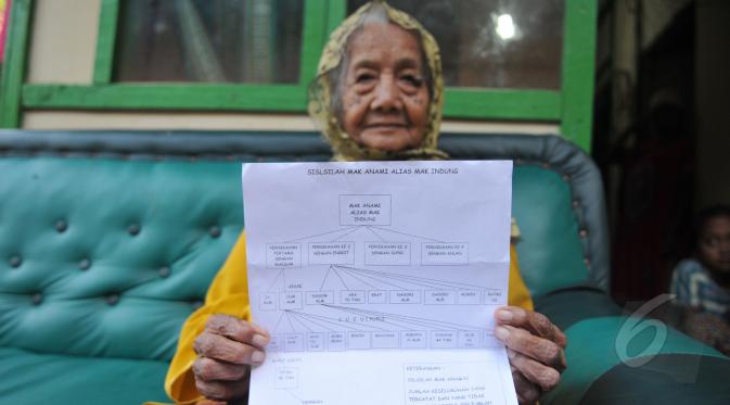 Anami, nenek yang diduga berusia 140 tahun saat menunjukan silsilah keluarganya di rumahnya di Purwakarta, Jabar, Minggu (17/5). Nenek Anami akan mengikuti sayembara manusia tertua di dunia, yang digelar miliarder Rusia. (Liputan6.com/Herman Zakharia)