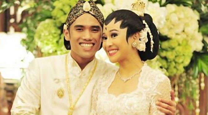 Dian Sastro mengunggah fotonya bersama sang suami, Indraguna Sutowo saat akad nikah. (foto: instagram.com/therealdisastr)