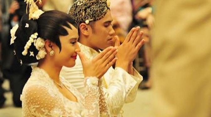 Dian Sastro mengunggah fotonya bersama sang suami, Indraguna Sutowo saat akad nikah. (foto: instagram.com/therealdisastr)