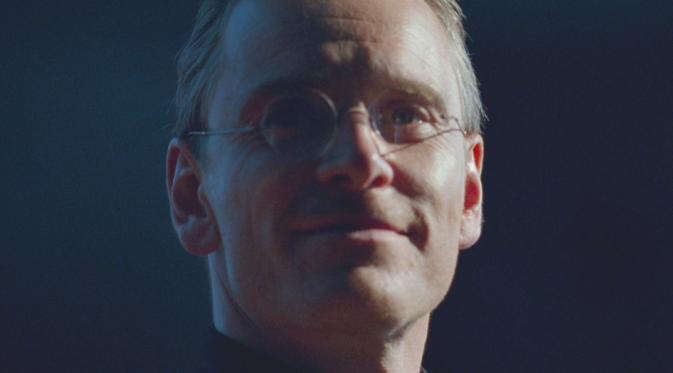 Akting Michael Fassbender sebagai Steve Jobs memiliki perawakan yang sangat mirip aslinya di trailer perdana film.