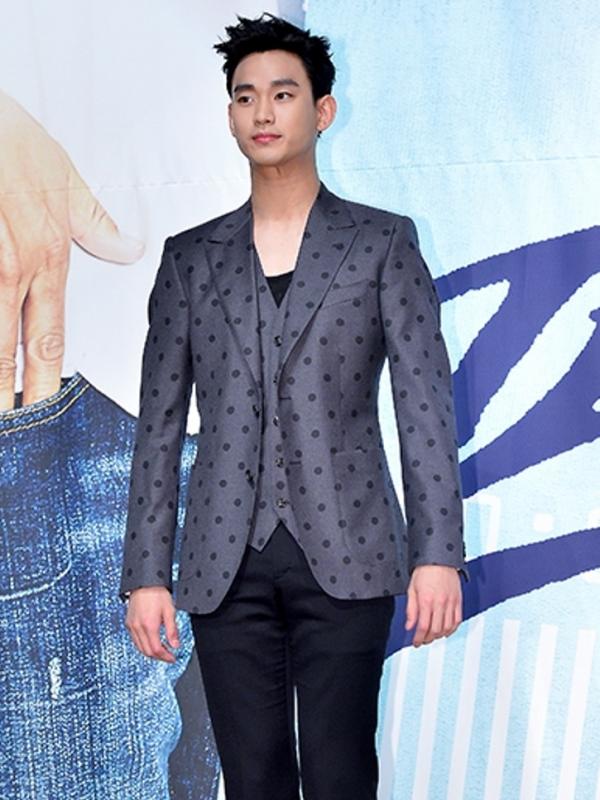 Penampilan Kim Soo Hyun di jumpers drama Producer. Foto: kpopstarz.com