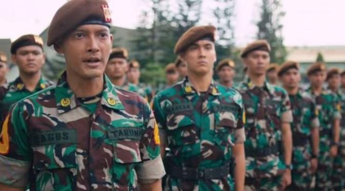 Fedi Nuril jadi TNI di film Doea Tanda Cinta. Foto: Youtube
