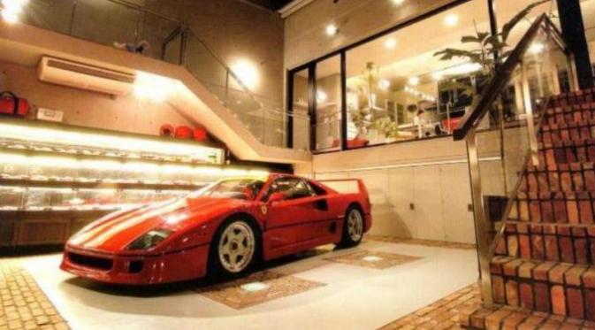 Garasi yang berbatasan langsung dengan ruang keluarga tersebut diisi oleh Ferrari F40.