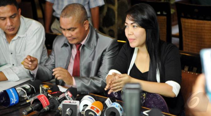 Devi Nurmayanti bersama kuasa hukumnya menggelar konferensi pers di Studio Hanggar, Pancoran, Jakarta (18/5/2015). Devi mengklarifikasi atas tudingan dari Krisna Mukti mengenai dirinya. (Liputan6.com/Panji Diksana)