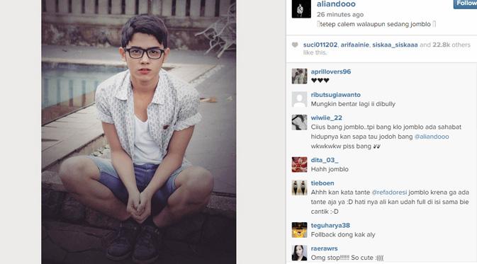Aliando mengaku sedang jomblo sebagai keterangan foto yang diunggahnya ini. (foto: instagram.com/aliandooo)