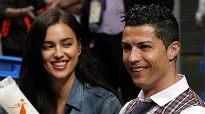 Kemesraan Irina Shayk saat masih menjalin hubungan dengan Cristiano Ronaldo. (via fullyfootball.com) 