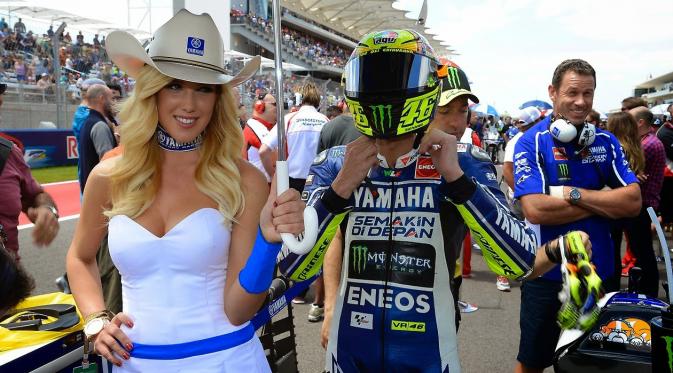 Umbrella girl biasa juga disebut paddock girl (Via: motogp.co.nz)