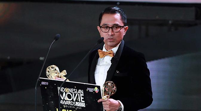 Lukman Sardi menerima penghargaan di Indonesia Movie Awards 2015 (Deki Prayoga/bintang.com)