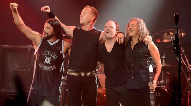Red Hot Chilli Peppers diminta tandatangani merchandise Metallica