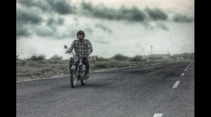 Di antara banyaknya foto pemandangan alam, terselip foto Honda CB 100 di akun Instagram milik Eri Yunanto.