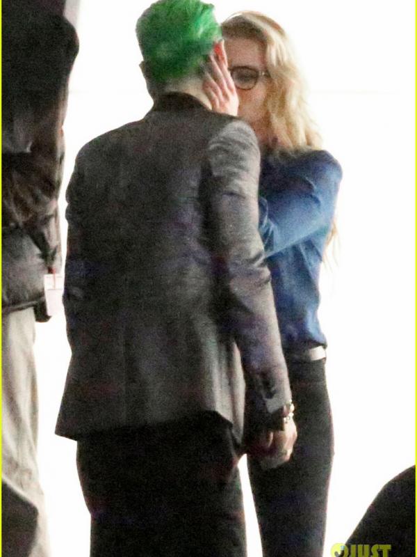 Jared Leto mencium Margot Robbie saat syuting film 'Suicide Squad'. Foto: via justjared.com