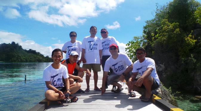Tim Survei Pelni di Pulau Papan; kiri ke kanan: Ditto Pappilanda, Taufik Nursy, Anna Amalia, Kapten Sujemi, Kapten Yanto Duriyanto, Dhani Bachtiar Prihadi, dan Rapelman Saragih.