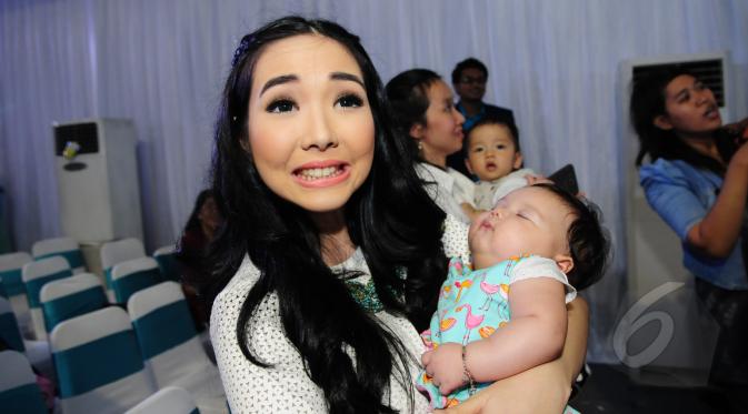 Gisella Anastasia atau yang akrab disapa Gisel bersama anaknya saat acara Senyum Pagi Bayi Indonesia di kawasan Jakarta Barat, Senin (18/5/2015). (Liputan6.com/Faisal R Syam)