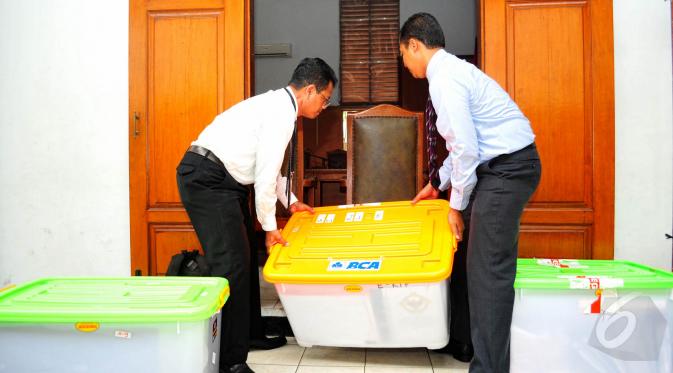 Kuasa hukum KPK menyerahkan tiga boks kontainer dan tiga koper berisikan dukumen-dokumen penyidikan kasus Hadi Poernomo di Pengadilan Negeri Jakarta Selatan, Selasa (19/5/2015).  (Liputan6.com/Yoppy Renato)