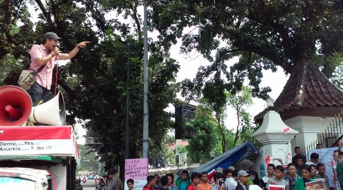 Pendemo berorasi di depan kantor Kemenpora pada Rabu (20/5/2015) (Risa Rahayu Kosasih)