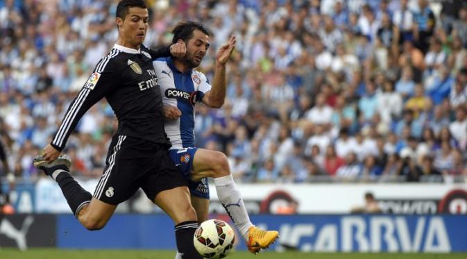 Cristiano Ronaldo saat tampil melawan Espanyol (LLUIS GENE / AFP)