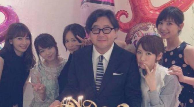 Hampir seluruh member senior AKB48 merayakan ultah produser mereka, Yasushi Akimoto.
