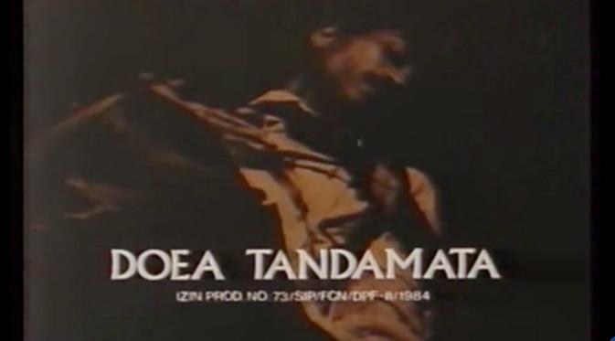Film Doea Tanda Mata yang dibintangi oleh Alex Komang dan Yenny Rachman tayang pada 1985). (foto: courtesy of youtube)
