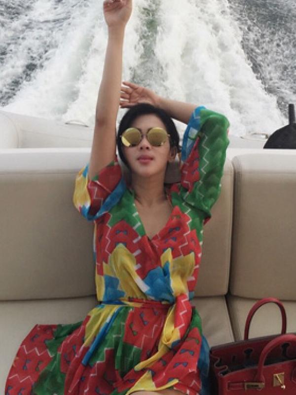 Syahrini mengunggah fotonya saat berada di kapal pesiar. (foto: instagram.com/princessyahrini)
