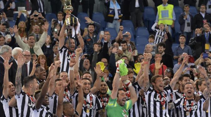 Juventus meraih gelar Coppa Italia setelah mengalahkan Lazio 2-1 dalam final di Stadion Olimpico, Roma, Italia. Rabu (20/5). (AFP PHOTO/ANDREAS SOLARO)