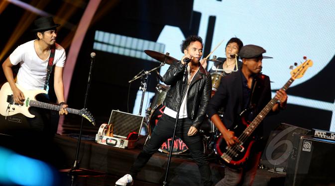 Aksi grup band Slank di atas panggung penganugerahan Liputan 6 Awards 2015 yang digelar di Studio Emtek, Jakarta, Rabu (20/5/2015). (Liputan6.com/Faisal R Syam)