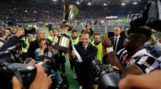 Pelatih Juventus, Massimiliano Allegri bergembira dengan piala Coppa Italia pertamanya usai mengalahkan Lazio di Final Coppa Italia di Olimpico Roma, Italia, Rabu (20/5/2015). Juventus menang 2-1 atas Lazio. (Reuters/Giampiero Sposito)