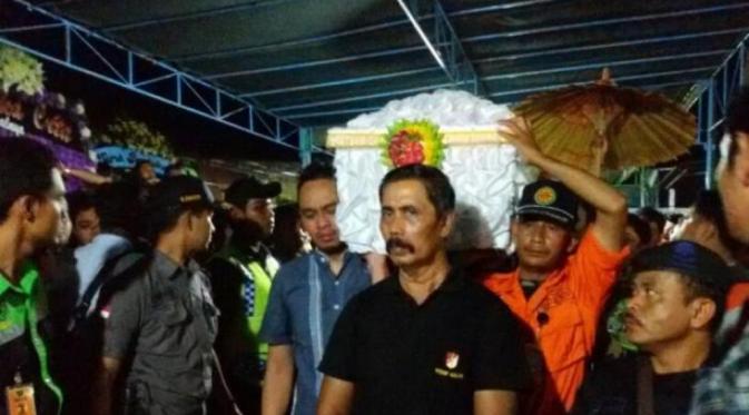 Jenazah Erri Yunanto tiba di rumahnya (Via: jogja.tribunnews.com)