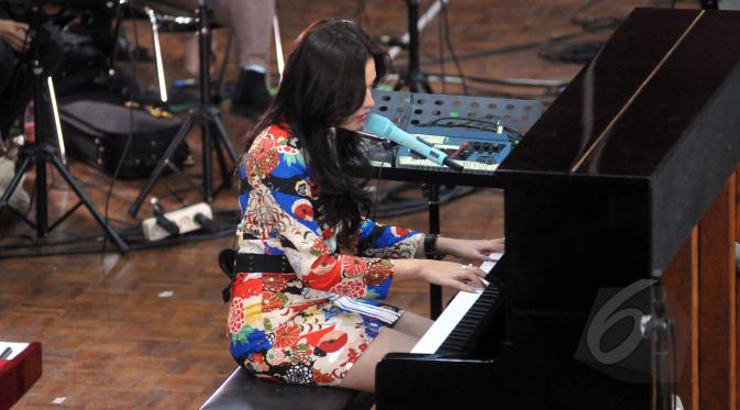 Raisa berlatih sambil bermain piano jelang konser tungal perdananya "Pemeran Utama", di kawasan Fatmawati, Jakarta, Rabu (20/5/2015). Dalam konser yang akan digelar pada 24 Mei mendatang, Raisa akan membawakan 22 lagu. (Liputan6.com/Panji Diksana)