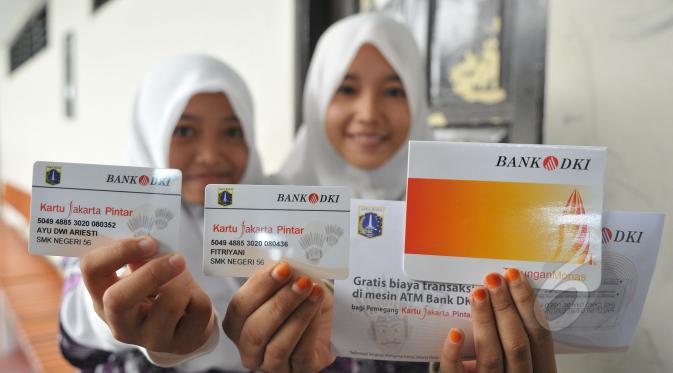 Siswi menunjukan KJP usai menerimanya di SMK 56 Pluit, Jakarta (21/5/2015). Pemprov DKI Jakarta bekerjasama dengan Bank DKI memberikan pelayanan dengan metode transaksi elektronik atau non-tunai untuk pencairan dana KJP. (Liputan6.com/Herman Zakharia)