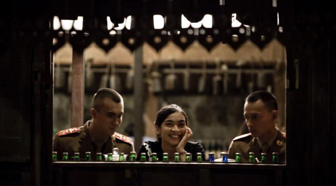 Cinta segitiga menjadi bumbu dari cerita dunia militer di Doea Tanda Cinta (Foto: Cinema 8 dan Benoa)