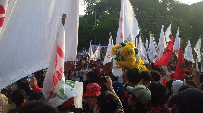 Ribuan relawan Presiden Jokowi memadati Tugu Proklamasi, Menteng, Jakarta Pusat  (Liputan6.com/ Oscar Ferri)